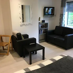 Spacious Ground Floor Studio Flat - Easy Access To Stansted Airport, London And Cambridge Apartment