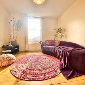 London's East End 2 Bedroom Appartamento